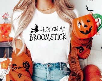 Camiseta de bruja de Halloween Camiseta divertida para camiseta de escoba de Halloween Camiseta divertida de juego de palabras para Halloween Witchy Halloween Girls Night Out Broomstick Tee