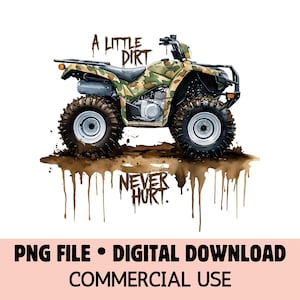 Puede incluir: Un ATV de camuflaje con las palabras "A Little Dirt Never Hurt" en texto marrón, conduciendo por el barro con salpicaduras de pintura marrón.