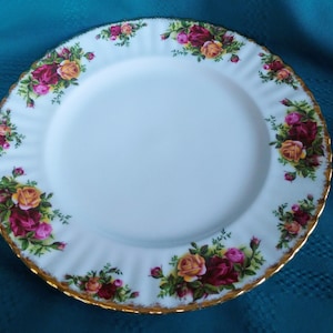 Vintage Old country roses china dinner plate 10.25&quot; by Royal Albert made in England, fancy tableware, collectors item