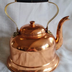 Vintage Nasco kopparvattenkokare med mässingsbeslag och ett trähandtag tillverkad i Colombia av företaget Laminaca