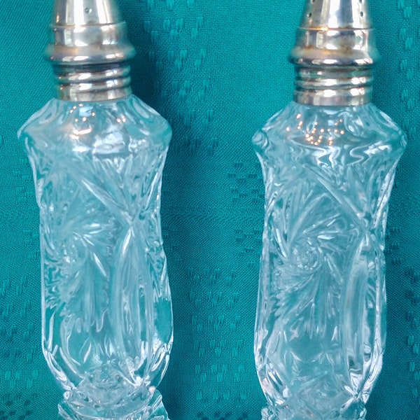 Vintage Glassalz und Pfefferstreuer mit Metalldeckel, ausgefallener Salzstreuer, großer Salzstreuer, ausgefallene Tischdekoration