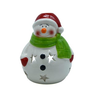 Peut inclure: Figurine de bonhomme de neige en céramique avec un chapeau rouge, une écharpe verte et des moufles rouges. Le bonhomme de neige a un nez en carotte, des yeux noirs et une bouche souriante. Des découpes en forme d'étoiles décorent le corps.