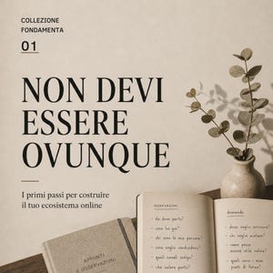 Può includere: Un poster beige intitolato MELCORIUM LAB con il testo NON DEVI ESSERE OVUNQUE e I primi passi per costruire il tuo ecosistema online. Sotto, un taccuino grigio con scritto APPUNTI E OSSERVAZIONI, una matita e un libro aperto con appunti.