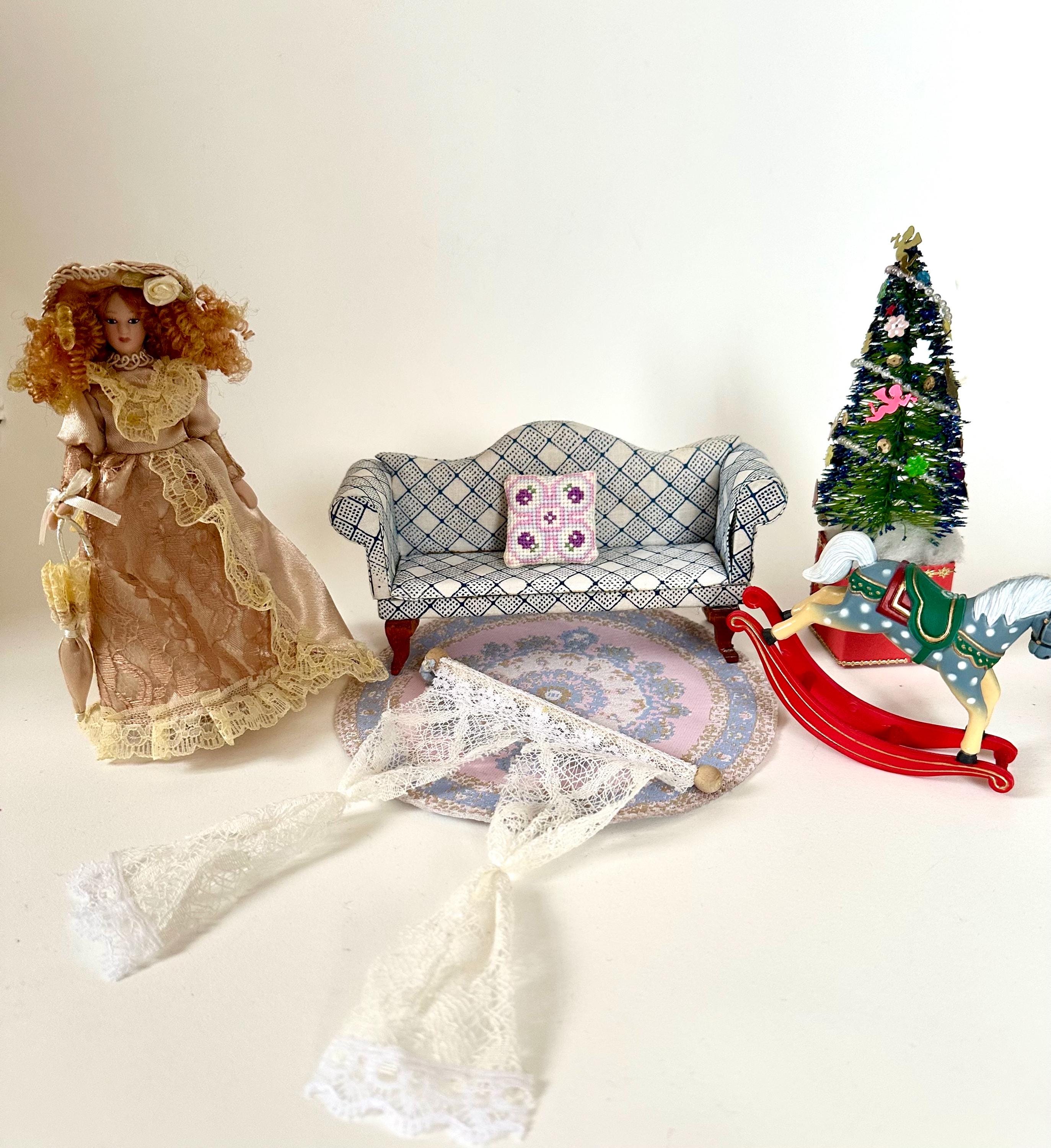 ヴィンテージテーブルとミニチュア裁縫セット、ドールハウス