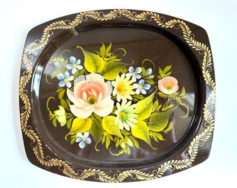 Bandeja metálica vintage pintada a mano con motivos florales, decoración retro para la cocina.