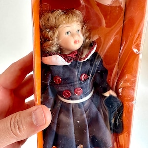 Vintage Dolls for collectors, collection dolls. Vintage costume doll.