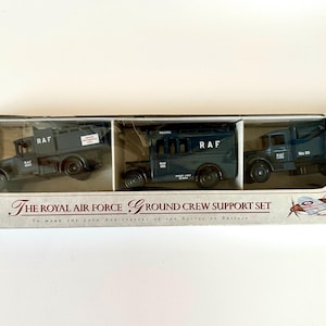 El set de apoyo para la tripulación de tierra de la Royal Air Force, de Lledo, conmemora el 50.º aniversario de la Batalla de Inglaterra. En su caja original.