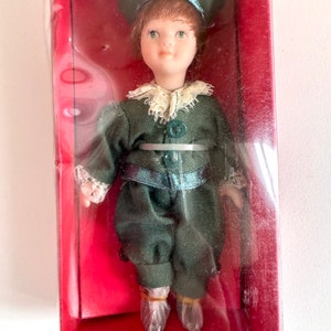 Vintage Dolls for collectors, collection dolls. Vintage costume doll.