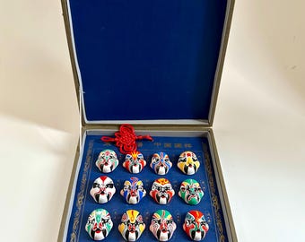 Conjunto vintage de 16 minimáscaras de ópera chinas pintadas a mano. ¡Con caja original!
