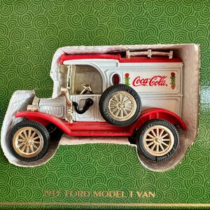 1994 Ertl Coca-Cola 1913 Ford Model T Van, ein Sammlerstück aus Druckguss im Maßstab 1:43 in seiner originalen Weihnachtsdose