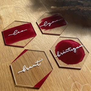 Coloque tarjetas // personalizadas sobre vidrio acrílico, hexágono // rojo // para boda, bautizo, cumpleaños o eventos