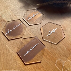 Coloque tarjetas // personalizadas sobre vidrio acrílico, hexágono // cobre // para bodas, bautizos, cumpleaños o eventos