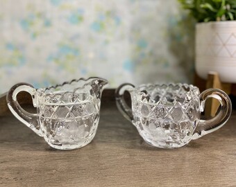 ヴィンテージ ブリリアントカット クリアエッチングガラス クリーマー & シュガーセット - 1960 年代の花柄 虹色プレスガラスセット クリーマーピッチャー、オープンシュガーボウル付き