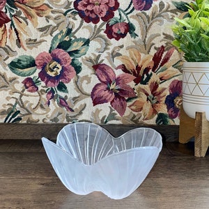 Vintage Hoya Frosted Glass Scalloped Seashell/Clamshell/Flower Bowl
