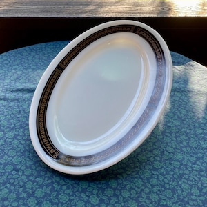 Prato de vidro de leite com flor de lis de ébano vintage Pyrex