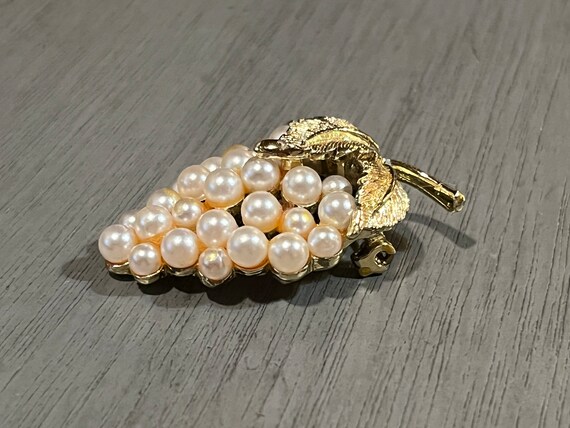 Grape Bunch Gold Tone Pearls Brooch | Vintage Bro… - image 3