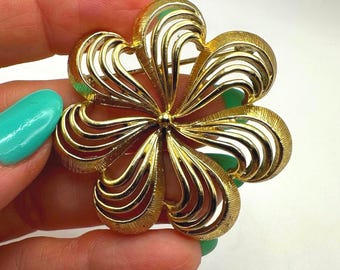 Broche vintage de flor en tono dorado: broche floral calado