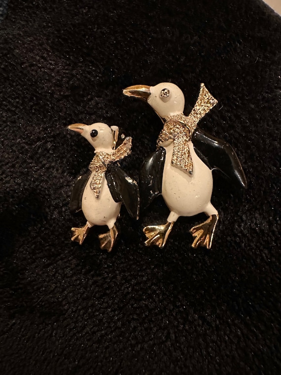Penguin Parent and Child Penguin Gold Tone Pins, O