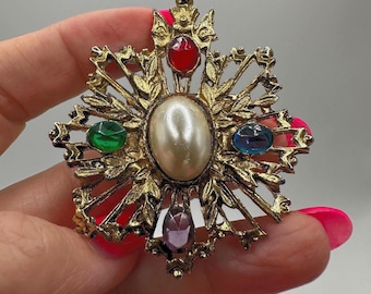 Vintage Gold Tone Medallion Brooch: Pearl & Glass Stone Embellishments