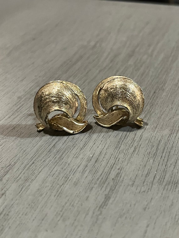 Vintage "Lisner" Earrings Textured Gold Tone Swir… - image 1