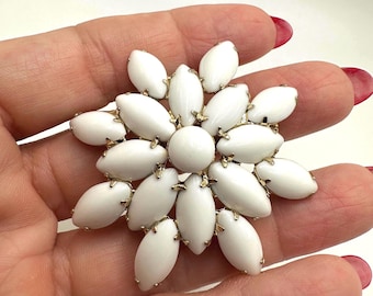 Broche vintage de flor de cristal de leche, tono dorado, años 60