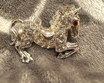 Broche vintage de caballo con diamantes de imitación; broche figurativo en tono plateado, caballo corriendo