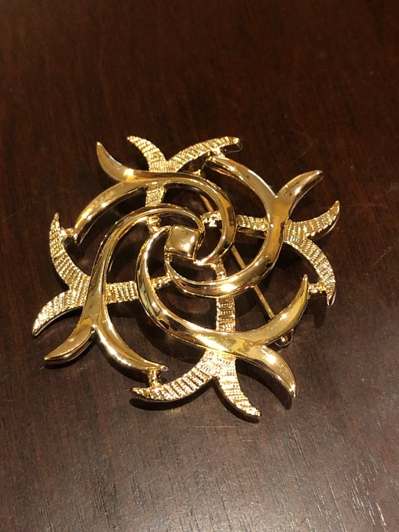 Vintage 70’s Sarah Coventry Gold Swirl Brooch, Sig