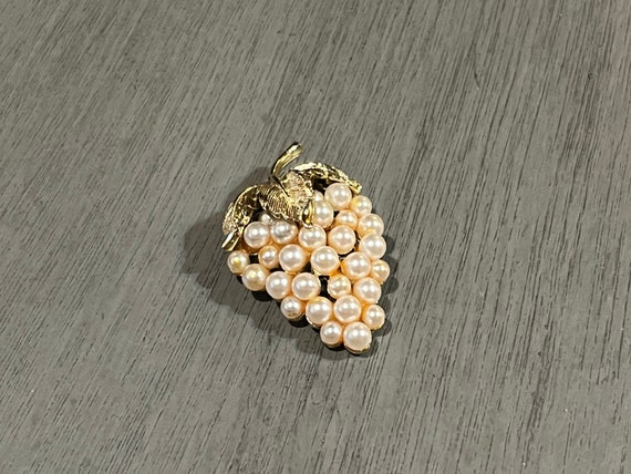 Grape Bunch Gold Tone Pearls Brooch | Vintage Bro… - image 2