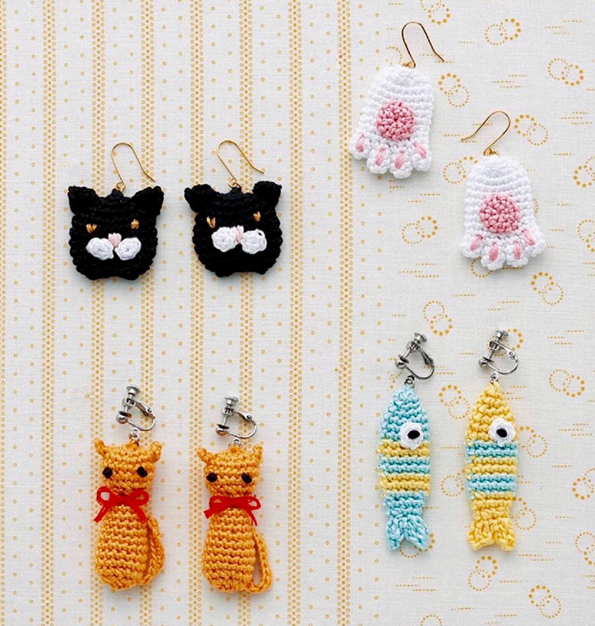 ぶら下がる猫のイヤリング - Etsy 日本