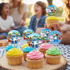 Könnte beinhalten: Ein Set aus runden Cupcake-Toppern mit den Robocar Poli-Figuren und dem Text Poli. Die Topper sind an dünnen Holzstäbchen befestigt und stecken in Cupcakes mit gelbem, rosa, blauem und grünem Zuckerguss auf einem runden Holzbrett.