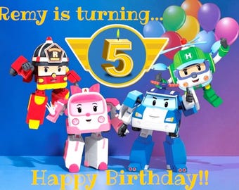 Può includere: Una grafica di compleanno con quattro personaggi Robocar Poli in rosso, rosa, blu e verde. Il testo recita "Remy is turning..." e "Happy Birthday!!" con un grande numero "5" dorato centrato in un emblema giallo e blu.