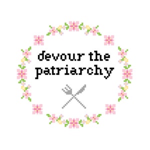 Pode incluir: Um fundo branco com uma coroa de flores rosa que envolve o texto "devour the patriarchy" em fonte preta. Um par de talheres de prata cruzados estão abaixo do texto.