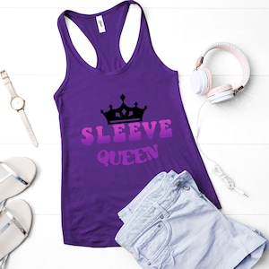 Könnte beinhalten: Lilafarbenes ärmelloses Tanktop mit einer schwarzen Krone und dem Text "SLEEVE QUEEN" in rosa und lilafarbener Schrift.