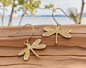 Pendientes colgantes de libélula dorada, joyería inspirada en la naturaleza.