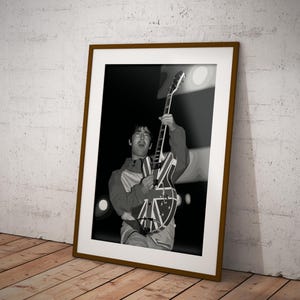 Noel Gallagher Poster – Oasis Inspired Vector Art – A1 Britpop Guitar Icon Print – Foamex or Acrylic – Frame Not Included