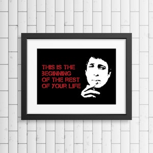 Puede incluir: Una impresión enmarcada en blanco y negro con una cita roja que dice "This is the beginning of the rest of your life." La cita está en una fuente en negrita y desgastada. Una silueta en blanco y negro de un rostro de hombre está en el lado derecho de la impresión.