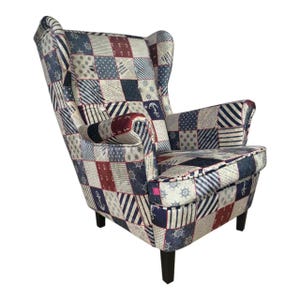 Könnte beinhalten: Eine weiße Keramik-Tasse mit schwarzem Henkel und dem Text "But First, Coffee" in fetter, schwarzer Schrift. Die Tasse steht vor einem verschwommenen Hintergrund, der eine gemütliche Umgebung suggeriert.