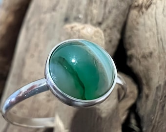 Anillo de plata de ley con ágata de veta verde