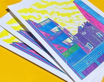 Puede incluir: Cuatro impresiones de una ilustración colorida de un edificio de la ciudad con un cielo amarillo y acentos rosa y azul.