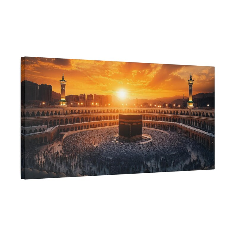 Op de afbeelding: Een panoramisch uitzicht op de Kaaba in Mekka, Saoedi-Arabi&euml;, tijdens zonsondergang. De Kaaba is een kubusvormig gebouw dat de heiligste plaats in de islam is. Duizenden mensen zijn verzameld rond de Kaaba, bidden en eromheen lopen.