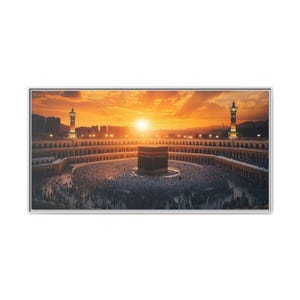 Op de afbeelding: Een panoramisch uitzicht op de Kaaba in Mekka, Saoedi-Arabi&euml;, tijdens zonsondergang. De Kaaba is een kubusvormig gebouw dat de heiligste plaats in de islam is. Duizenden mensen zijn verzameld rond de Kaaba, bidden en lopen er omheen.