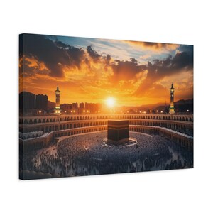 Op de afbeelding: Een panoramisch uitzicht op de Kaaba in Mekka, Saoedi-Arabi&euml;, tijdens zonsondergang. De Kaaba is een kubusvormig gebouw dat de heiligste plaats in de islam is. Duizenden mensen zijn verzameld rond de Kaaba, bidden en lopen er omheen.
