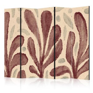 Könnte beinhalten: Ein Raumteiler mit einem Aquarell-Design aus stilisierten Blättern in Braun- und Beigetönen. Der Teiler ist aus Holz und hat einen schwarzen Rahmen.