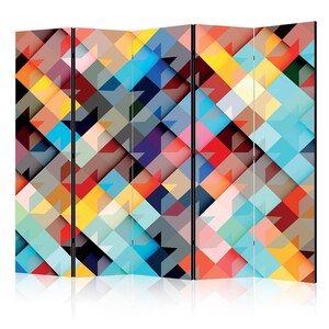 Op de afbeelding: Een kleurrijke roomdivider met een geometrisch patroon van vierkanten en driehoeken in tinten blauw, rood, geel, groen en grijs. De divider is gemaakt van vier panelen die kunnen worden gevouwen om verschillende configuraties te creëren.