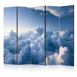 Könnte beinhalten: Ein Raumteiler mit vier Paneelen, bedruckt mit einem Bild von blauem Himmel und weißen Wolken. Der Teiler ist aus Holz und hat einen schwarzen Rahmen.