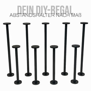 Puede incluir: Soportes de estantería de metal negro con base y parte superior redondas, y un poste largo y recto. Los soportes están dispuestos en grupo sobre un fondo blanco. El texto en la parte superior dice "DEIN DIY-REGAL ABSTANDSHALTER NACH MAß."