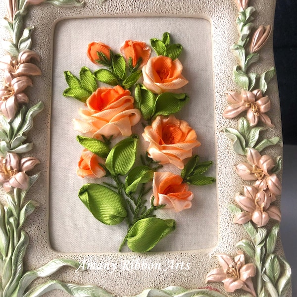 Un bouquet de roses orange, broderie de ruban dans un cadre vintage, image de broderie florale, roses de broderie de ruban orange, cadeau unique