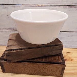 Milk Glass 1.5 qt Mixing bowl