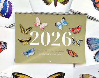 Puede incluir: Un calendario de 2026 con ilustraciones de mariposas coloridas. El calendario está rodeado de otras impresiones artísticas de mariposas. El texto "2026" se muestra, con texto adicional en español. Encuadernación en espiral.