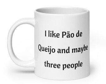 Taza de café divertida brasileña, regalo para brasileño, taza de café Pao de queijo, idea de regalo de Brasil, me gustan tres personas taza, regalo de café de Brasil